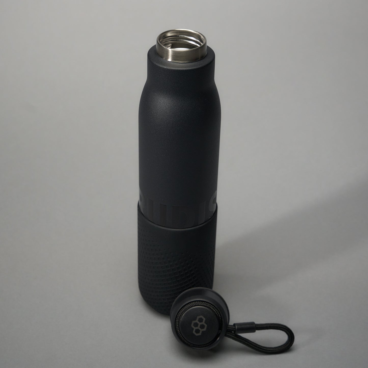 https://www.rudis.com/cdn/shop/files/750ml-Stainless-Steel-Water-Bottle-Black_0003.jpg?v=1702498497&width=1445