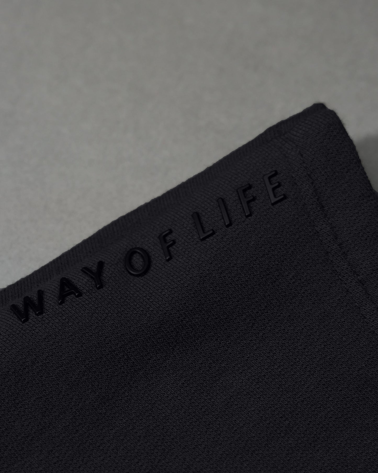 Sweat à capuche court sans manches pour femme avec logo en relief